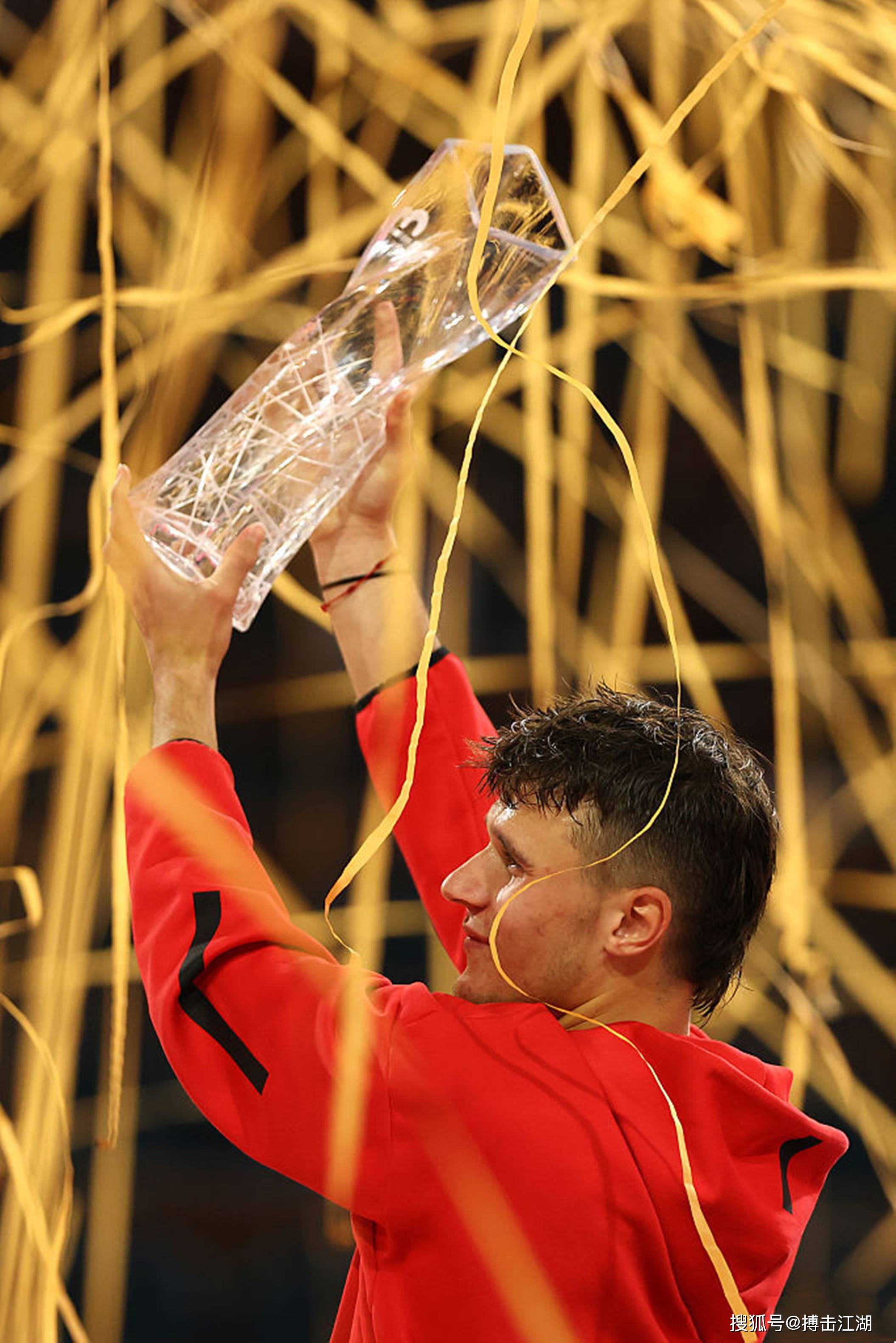 离谱！纳达尔与30激战拜仁分钟德约科维奇与80激战日本队分钟，上海申花围绕足总杯队长鼓劲的简单介绍